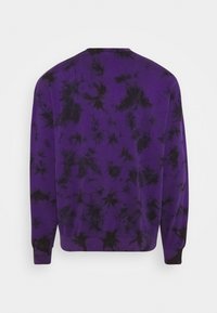 Felpa a maniche lunghe tinta unita viola e nera, vista dal retro, con polsini e orlo a costine.