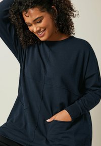 Evans POCKET FRONT - Strickpullover - blue