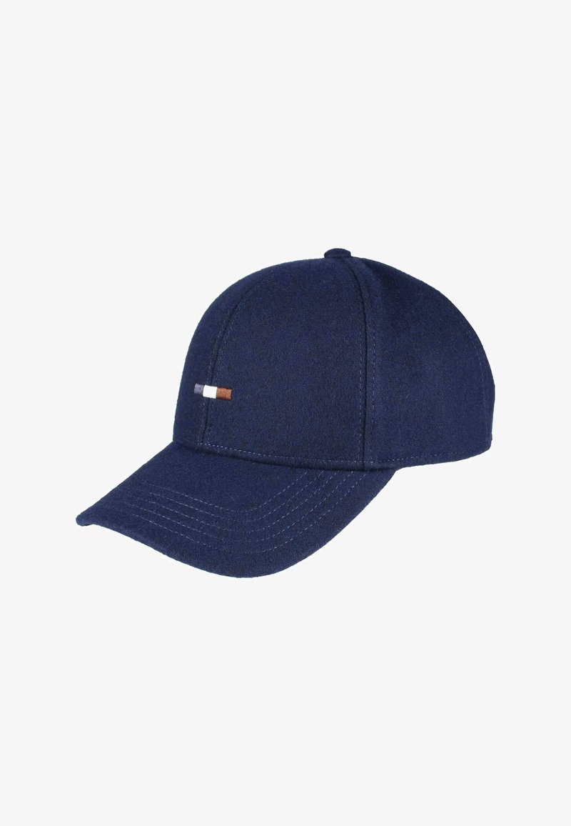 Navy krāsas beisbola cepure ar nelielu horizontālu svītru baltā un brūnā krāsā uz kreisā priekšējā paneļa.