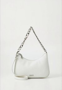 Hvit skinnveske med buet form, strukturert overflate og en sølvkjede som stropp. Har en avtakbar skulderrem og merkevarelogo.