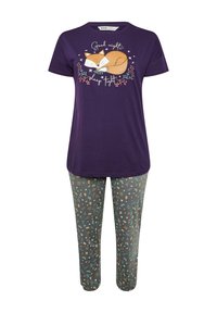 Lila t-shirt med kort ärm med en bild av en sovande räv; kombinerad med grå pyjamabyxor som har ett blommönster i olika färger.
