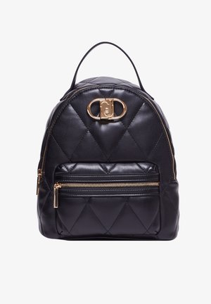 Zaino in pelle nera trapuntata con parte superiore arrotondata, hardware dorato, tasca anteriore con zip e una piccola maniglia superiore per il trasporto.