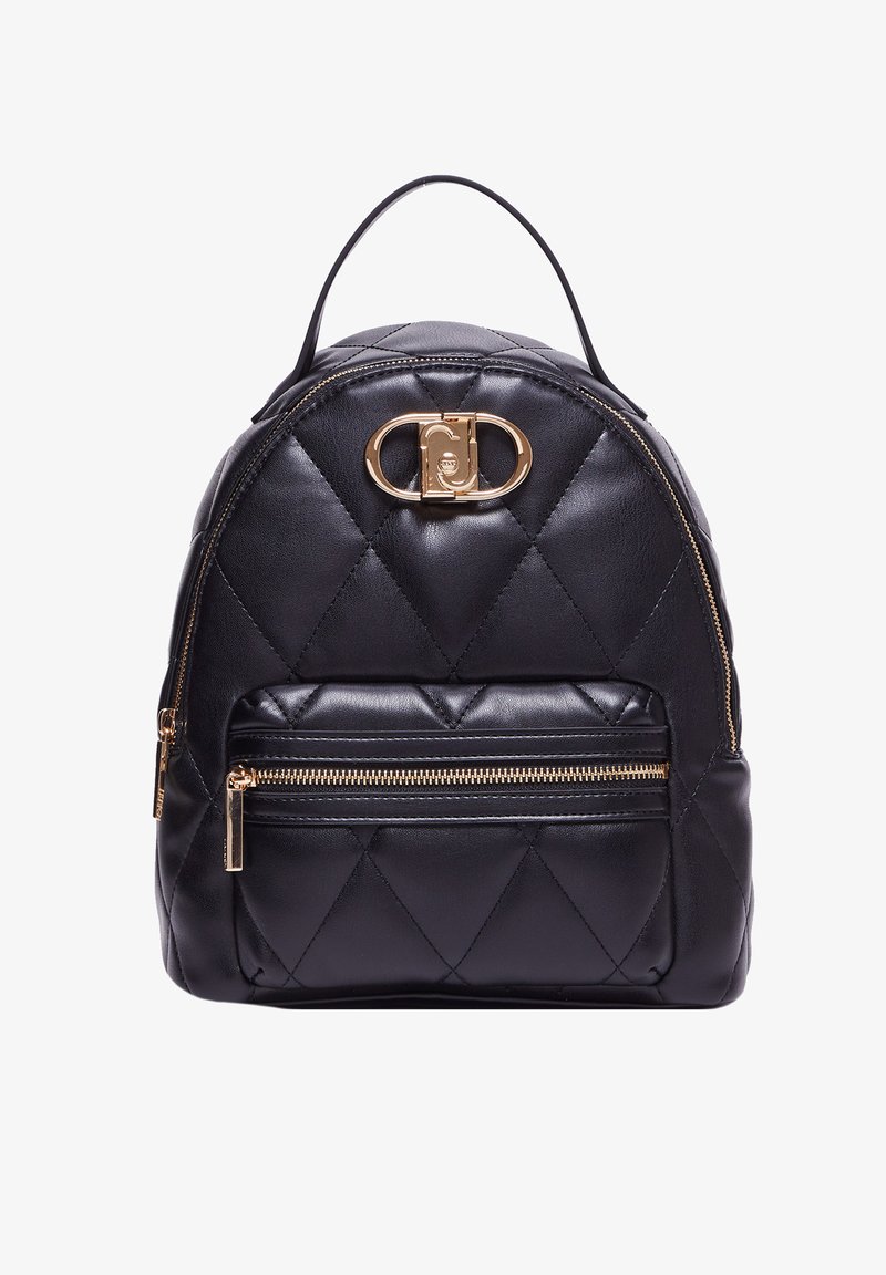Zaino in pelle nera trapuntata con parte superiore arrotondata, hardware dorato, tasca anteriore con zip e una piccola maniglia superiore per il trasporto.