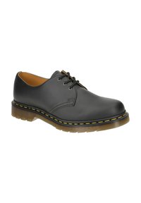 Scarpa oxford in pelle nera con una finitura liscia, punta arrotondata e cuciture gialle lungo la suola; presenta un design con lacci e una suola resistente.