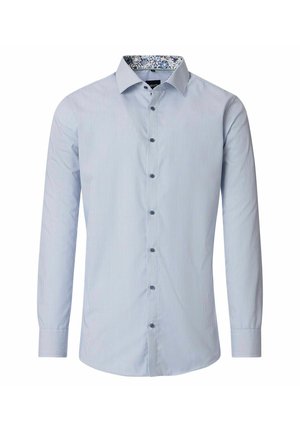 Hellblaues Button-up-Hemd mit vertikalen Streifen, langen Ärmeln und einem gemusterten Kragen. Verfügt über dunkelblaue Knöpfe und einen taillierten Schnitt.
