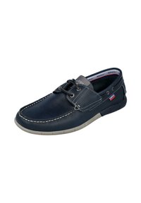 Zapato náutico de cuero azul marino con costuras blancas, suela de goma y cordones. Presenta un logo sutil en el lateral y un detalle en gris oscuro cerca de la parte superior.