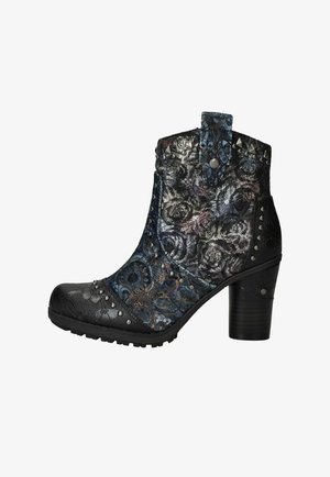 Bottine cheville à motif floral noir et bleu avec des détails cloutés et un talon haut épais.