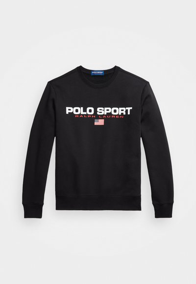 Hanorac negru confecționat dintr-un material moale, cu guler rotund, mâneci lungi și un logo alb "POLO SPORT" cu accente roșii și un steag american.
