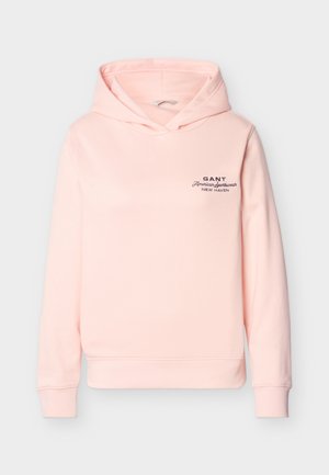 helepunane kapuutsiga dressipluus esitasku, pikad varrukad ja must "GANT American Sportswear New Haven" kiri vasakul rinnal.