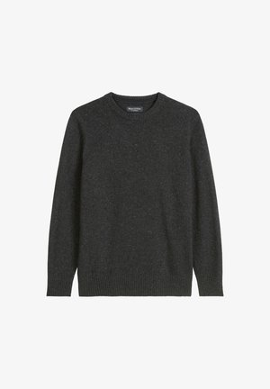 Donkergrijze gebreide trui met een ronde hals, lange mouwen en rib gebreide manchetten en zoom. Gemaakt van een zachte, textuurrijke stof met een subtiel patroon.