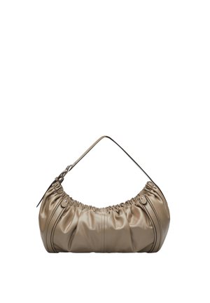 Kleine beige Leder-Umhängetasche mit gerafften Details und einem dünnen verstellbaren Riemen vor weißem Hintergrund.