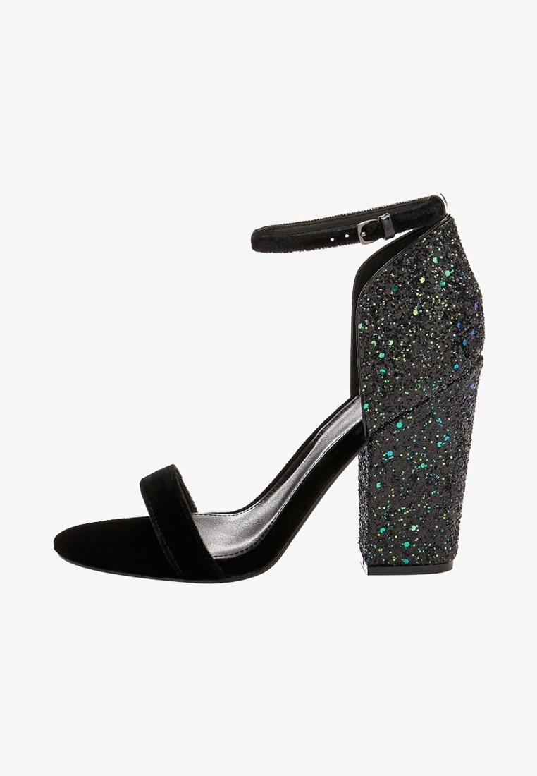 Sandale à talon haut en velours noir avec bride à la cheville et large talon bloc recouvert de paillettes multicolores.