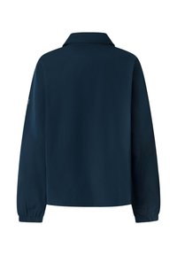 Σκούρο μπλε μπουφάν με γιακά, μακριά μανίκια και ελαστικές μανσέτες. Διαθέτει λεία, ματ υφή και μινιμαλιστικό σχεδιασμό.