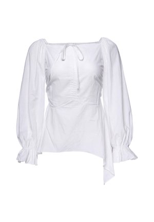 Blusa bianca a maniche lunghe con scollo elasticizzato a spalle scoperte, nodo frontale, vita aderente, polsini svasati e orlo asimmetrico.