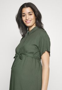 Vero Moda Maternity VMMBUMPY CALF - Vestido camisero - laurel wreath