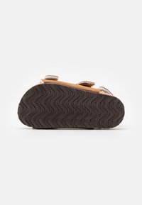 Friboo Sandaalit nilkkaremmillä - brown