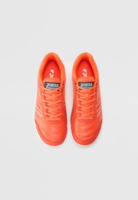 Scarpe sportive arancioni brillanti con un design in rete, dotate di una suola imbottita, una chiusura con lacci e un logo sulla linguetta.