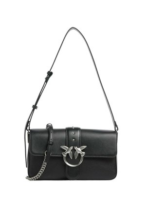 Borsa a tracolla in pelle nera con catena, caratterizzata da un motivo decorativo di uccello argentato e una chiusura a pattina con dettagli borchiati.