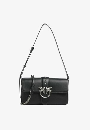 Borsa a tracolla in pelle nera con catena, caratterizzata da un motivo decorativo di uccello argentato e una chiusura a pattina con dettagli borchiati.