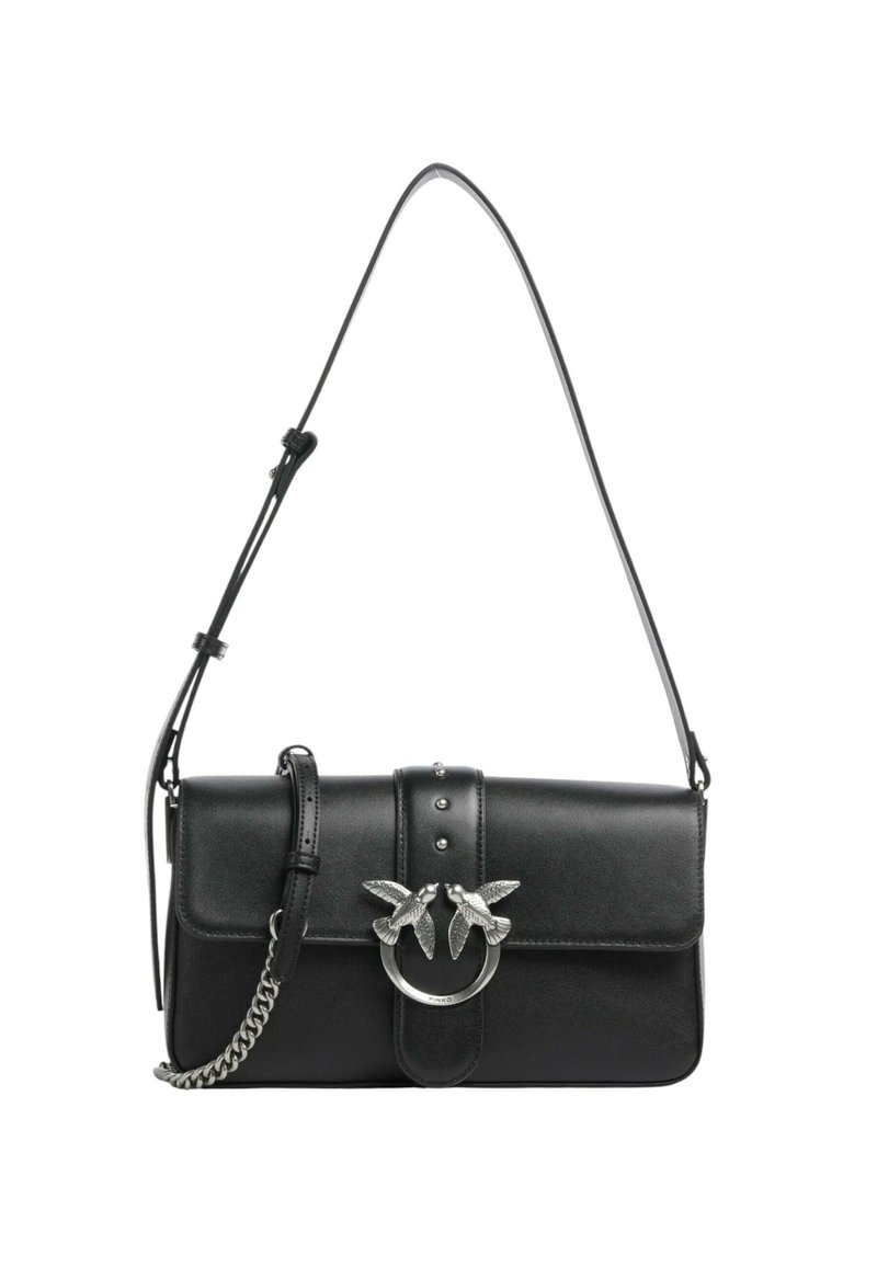 Borsa a tracolla in pelle nera con catena, caratterizzata da un motivo decorativo di uccello argentato e una chiusura a pattina con dettagli borchiati.