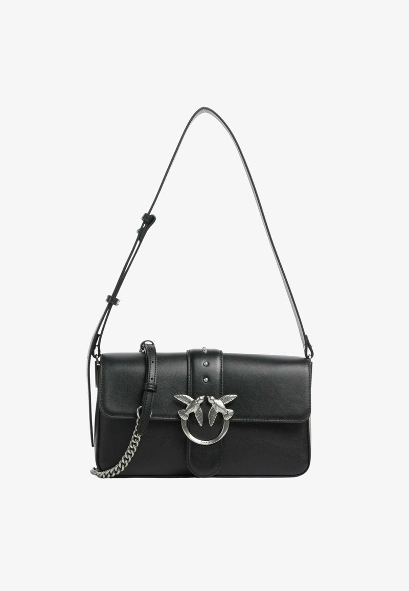 Borsa a tracolla in pelle nera con catena, caratterizzata da un motivo decorativo di uccello argentato e una chiusura a pattina con dettagli borchiati.