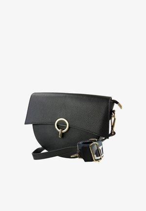 Sac bandoulière en cuir noir avec rabat incurvé, fermeture circulaire dorée et bandoulière large en tissu amovible avec motif noir et blanc.