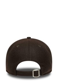 Casquette de baseball en feutre marron avec un couronnement arrondi, des détails cousus et une sangle réglable en métal à l'arrière.