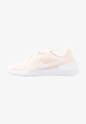 Baskets en maille rose clair avec semelle blanche et logo Nike, conçues pour un usage sportif ou décontracté.