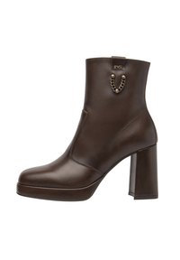 Bruine leren enkelboots met een vierkante neus, hoge blokhak en kettingaccent detail op de achterlus. Gladde textuur en gepolijste afwerking.