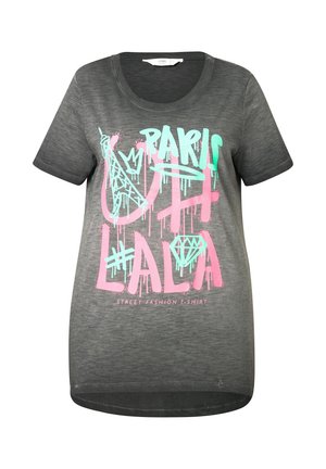 Camiseta gris grafito con un colorido estampado gráfico que incluye "PARÍS," una corona y motivos de diamantes. Mangas cortas, cuello redondo, corte relajado.