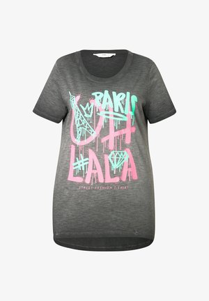 Grafitově šedé tričko s barevným grafickým potiskem obsahujícím slova "PAŘÍŽ," korunku a diamantové motivy. Krátké rukávy, kulatý výstřih, volný střih.