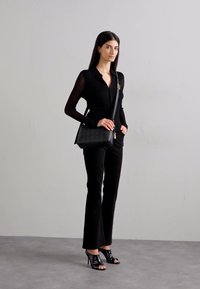 MCM Ülerinna-kott - black