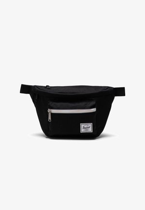 Zwarte stoffen heupzak met een voorzak met rits, zilverkleurige hardware en een patch met wit logo. Glad oppervlak en een gebogen, compact ontwerp.