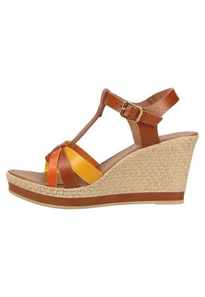 Kilesandal med orange, gule og brune læderstropper, ankel spænde og vævet beige plateauhæl.