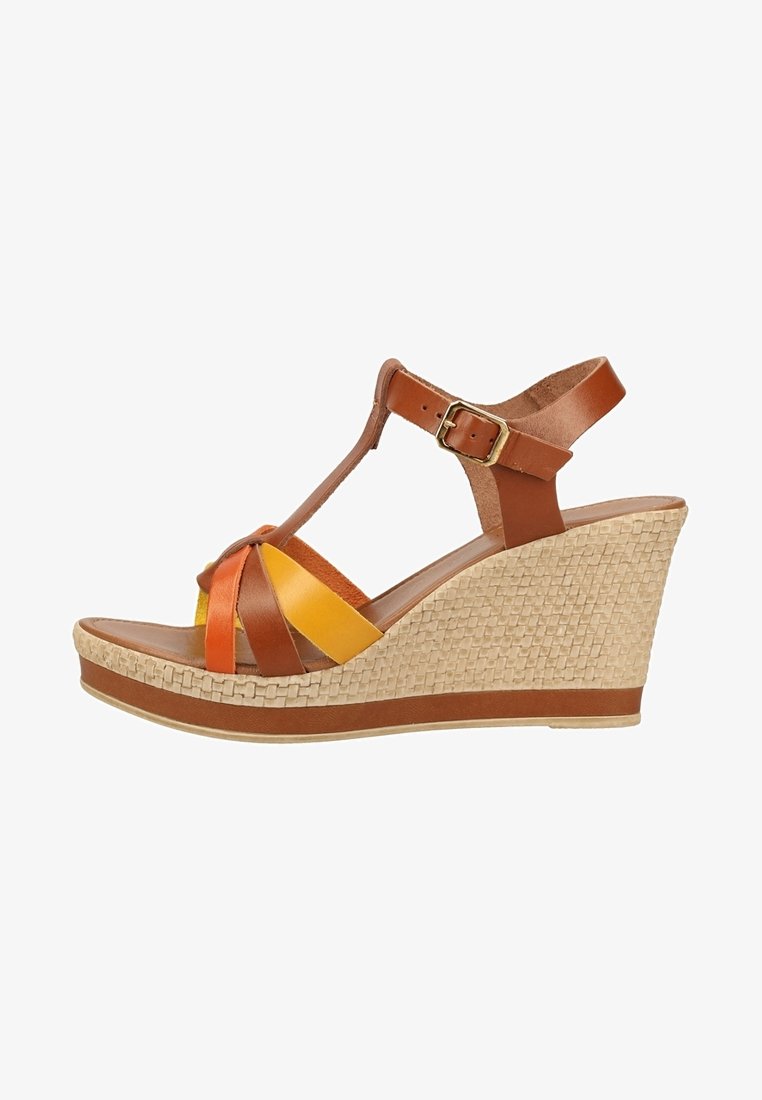 Sandale compensée avec brides en cuir orange, jaune et marron, boucle à la cheville et talon plateforme beige tressé.