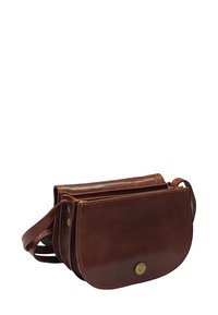 Sac bandoulière en cuir marron, de forme arrondie, avec fermeture par bouton en laiton et bandoulière réglable. Texture lisse avec des accents cousus.