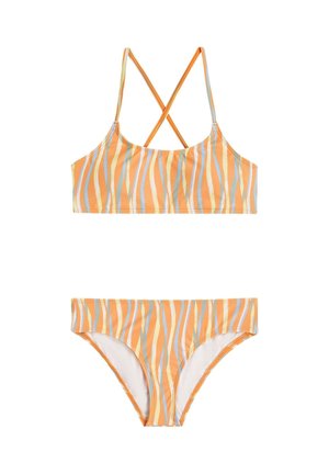 Dwuczęściowy strój kąpielowy w kolorze pomarańczowym z pionowymi paskami w jasnoniebieskim i zielonym. Miękka tkanina, krzyżujące się ramiączka na górze oraz majtki o średnim kryciu.