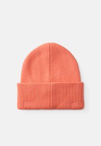 Căciulă tricotată corai cu bandă pliabilă ribbed. Textură netedă cu modele verticale și vârf rotunjit.