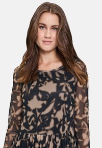 Schwarz-beige geblümtes Kleid, transparente lange Ärmel, runder Ausschnitt und ein geraffter Rock. Glatte Textur mit fließender Silhouette.