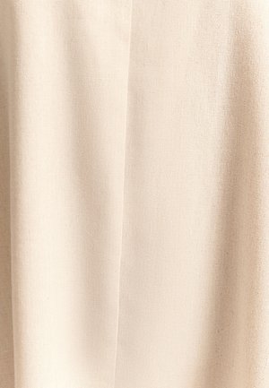 Beige stof med en tekstureret overflade; vævet mønster; ser blødt og let ud; har subtile variationer i farvetonen.