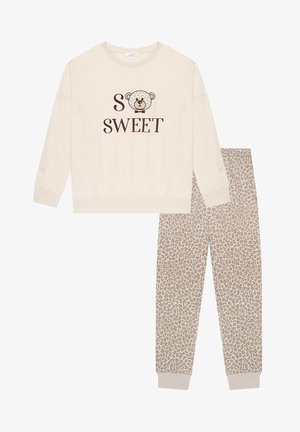 Sudadera beige con el texto "SO SWEET" y un gráfico de un oso; combinada con pantalones de chándal beige con estampado de leopardo; ambos en suave material de algodón.
