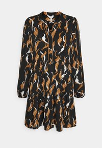 Robe noire avec un motif ondulé en nuances de brun et blanc, manches longues, fermeture à boutons et ourlet évasé. Fabriquée en tissu léger.