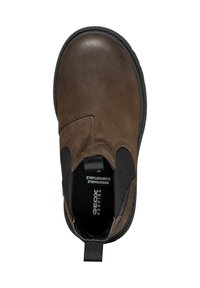 Bottine en cuir brun à enfiler avec des panneaux latéraux élastiques noirs, semelle noire et tirette noire au talon, vue de dessus.