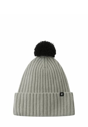 Berretto lavorato a maglia grigio con un pompon nero in cima, caratterizzato da una texture a coste e un piccolo etichetta nera sul risvolto.