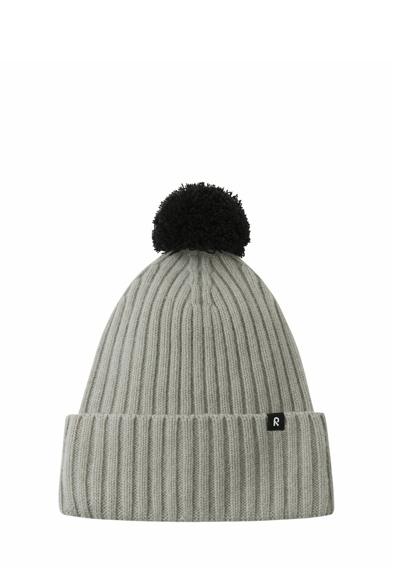 Berretto lavorato a maglia grigio con un pompon nero in cima, caratterizzato da una texture a coste e un piccolo etichetta nera sul risvolto.