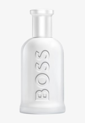 Bouteille en verre givré blanc avec le texte vertical en relief "BOSS", coiffée d'un bouchon givré assorti, sur un fond blanc uni.