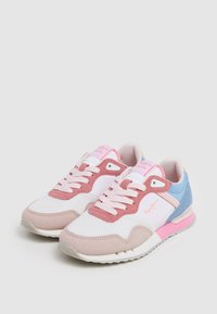 Zapatillas blancas con acentos en rosa y azul, que cuentan con un revestimiento de ante texturizado, paneles de malla, cierre de cordones y detalles de logo.