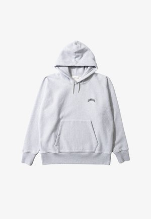 Grijze capuchontrui gemaakt van zachte fleece, met een voorkangoeroezak en een klein geborduurd logo op de borst.