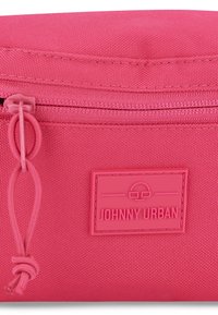 Růžová textilní taštička s texturaovaným povrchem, zipovým uzávěrem a vyvýšeným logem označeným "JOHNNY URBAN." Zaoblený tvar a odolný materiál.