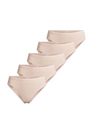 Vijf beige katoenen damesslips diagonaal gerangschikt op een witte achtergrond, met voor- en zijaanzichten en elastische taillebanden.